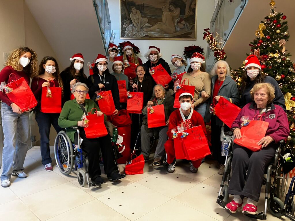 Foto di gruppo di volontari e anziani di Sant'Egidio a Natale 